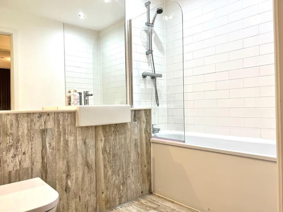 Apartment Lovely 2 Bedroom In *